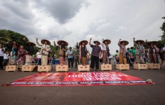 The nine female farmers voice their message in unison outside the State Palace. The Jakarta Post/Seto Wardhana
