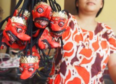 Small-size Rajamala mask souvenirs. Many tourism managers order these types of masks at Rp 10.000 per mask. JP/ Ganug Nugroho Adi