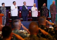 Carter to visit aircraft carrier in South China Sea