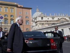 Pope: Sanders encounter sign of good manners, 'nothing more' 