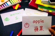 Mandarin education recommends that students study by reading given textbooks chapter by chapter. 