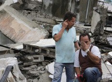 Men cry at as they sit amid the debris of their earthquake demolished house in Pedernales, Ecuador, Sunday, April 17, 2016. The strongest earthquake to hit Ecuador in decades flattened buildings and buckled highways along its Pacific coast, sending the Andean nation into a state of emergency. AP Photo/Dolores Ochoa