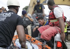 A father cries as he accompanies the body of his son, killed in an earthquake in Pedernales, Ecuador, Sunday, April 17, 2016. Rescuers pulled survivors from rubble Sunday after the strongest earthquake to hit Ecuador in decades flattened buildings and buckled highways along its Pacific coast. AP Photo/Dolores Ochoa