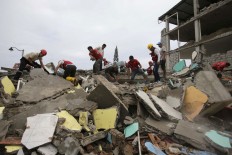 Volunteers search for survivors in the debris of buildings destroyed by an earthquake in Pedernales, Ecuador, Sunday, April 17, 2016. The strongest earthquake to hit Ecuador in decades flattened buildings and buckled highways along its Pacific coast, sending the Andean nation into a state of emergency. AP Photo/Dolores Ochoa