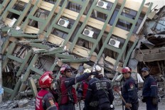 Rescuers race to find survivors from Ecuador's big quake