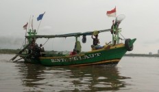 Jakarta fishermen keep sailing despite adversity