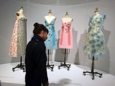 Met fashion exhibit explores dialogue between hand, machine 