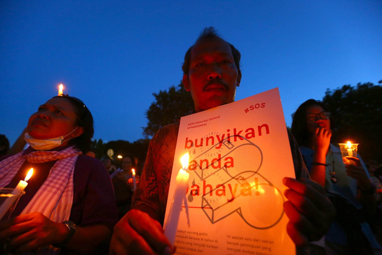 Activist of Komite Aksi Perempuan light candles as a sign their protest during a vigil for teenage girl who was raped and muredered by 14 men in Bengkulu province, Sumatera, in front of the presidential palace, Jakarta on Wednesday 4 May 2016.