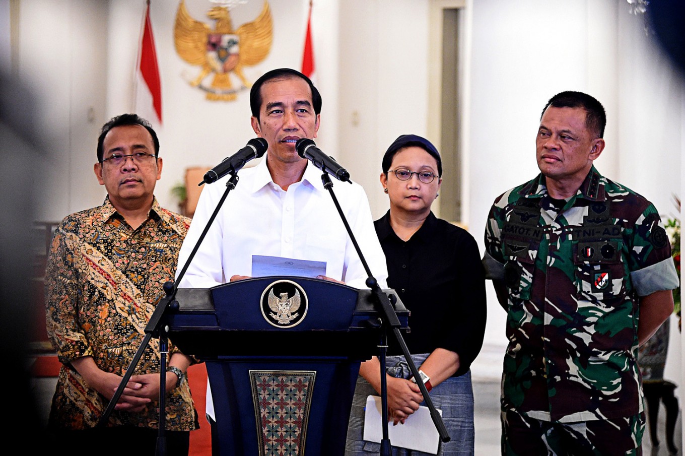  President Joko “Jokowi” Widodo, accompanied by Foreign Minister Retno Marsudi, Indonesian Military commander Gen.Gatot Nurmantyo and State Minister Pratikno (left), provides a press statement at the Bogor Presidential Palace on May 1 following the release of ten Indonesian sailors taken hostage by Abu Sayyaf militants in southern Philippines. 