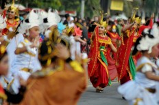 A group of dancers perform colossal dance Pesona Solo Kemilau during the Solo 24 Jam Menari dance festival on Jl. Jend. Soedirman in Surakarta, Central Java. JP/ Ganug Nugroho Adi