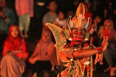 A dancer from the Malang Dance community performs a mask dance called Topeng Malangan at the Gunungan InternationalMask and Puppets Festival. [JP/Arya Dipa]