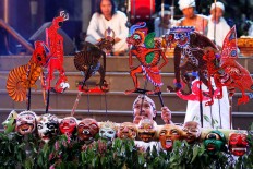 Senior puppeteer Sih Agung Prasetyo from the Lima Gunung community in Magelang, Central Java, chooses an animal character in a shadow play at the Gunungan International Mask and Puppets Festival. [JP/Arya Dipa
