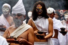 Artists from the Lima Gunung community start the Ritus Gunung ritual prior to performing the show White Noise. The artists criticize environmental damage through body language. [JP/Arya Dipa]