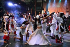 Dancers from the Lima Gunung community in Magelang present a creation of White Noise. [JP/Arya Dipa]

