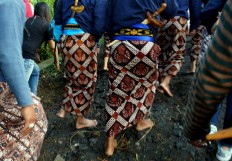 Hundreds of Javanese-dressed royal aides march bare-foot to climb the Mount Merapi during the Labuhan ceremony. JP/ Tarko Sudiarno