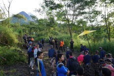 Hundreds of people attend the Labuhan ceremony at Mount Merapi on May 9. JP/ Tarko Sudiarno