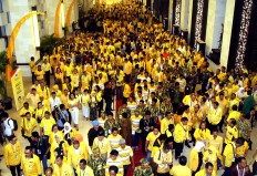Hundreds of Golkar supporters attend the party's extraordinary congress on Saturday. JP/Zul Trio Anggono
