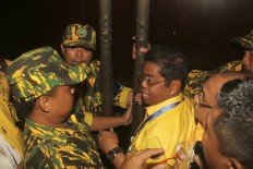 Security guards prevent Golkar secretary-general Idrus Marham from entering the venue of the extraordinary congress on Sunday. The congress reportedly descended into chaos as many factions fought for the party's top post. JP/Zul Trio Anggono
