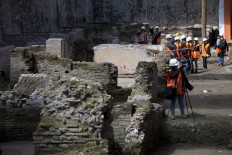 Rome metro line runs into Roman barracks and burial ground 