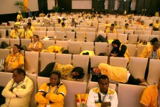 Hundreds of congress participants nap while waiting for voting to open during the Golkar Party’s national congress in Nusa Dua, Bali, on Tuesday. JP/Zul Trio Anggono