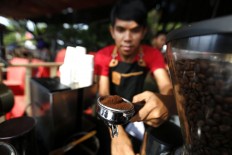 A barista prepares coffee with a modern expresso coffee maker. JP/ Hotli Simanjuntak