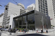 Apple's stores getting new look as other retailers struggle 