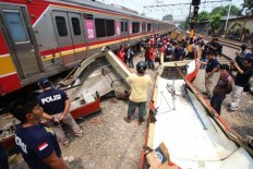 Satpol PP officer dies after being hit by airport train