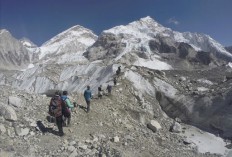 Some 30 climbers frostbitten or sick on Everest after 2 die 