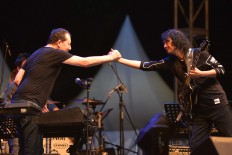 Pianist Jeff Lorber and musician Mus Mujiono shake hands on the sidelines of the festival. JP/Tarko Sudiarno