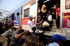Passengers leave the train after having been stuck for an hour at Senayan on June 16, 2015. The delay was due to a train derailment on the Tanah Abang - Parung Panjang route. JP/Dhoni Setiawan