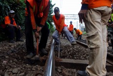 Maintenance workers repair the tracks after a train heading to Tanah Abang station derailed on May 18, 2016. JP/Seto Wardhana