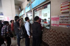 People queue at the ticket counter at Kota Station on Oct. 1, 2012. JP/Wendra Ajistyatama