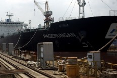 PAL Indonesia prepares a Pagerungan tanker vessel at a Semarang dockyard for a trial run on April 30. The liquefied natural gas tanker has a capacity of 17,500 deadweight tonnage. JP/Wahyoe Boediwardhana