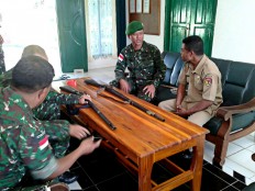 Residents in Indonesia-Timor Leste border area hand over weapons