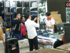 Jokowi casually goes shopping for electronics in Mangga Dua