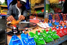 A vendor prepares a toy boat at the Cembengan night market. JP/ Ganug Nugroho Adi