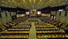 House passes draft revision on regional elections into law