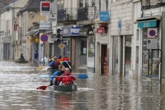 Louvre, Orsay museums close as Seine overflows in Paris