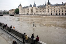 Seine up to highest level in 35 years, Paris landmarks shut