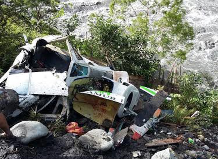 Eight die in Papua plane crash, teen boy survives