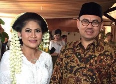 Energy Minister holds a simple, second wedding
