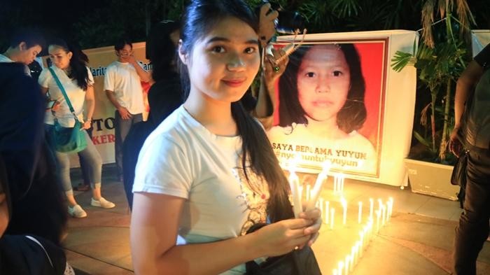 A candlelight contemplation ceremony was held in honor of rape and murder victim Yuyun in front of the East Kalimantan Governor's office in Samarinda on May 11, 2016.