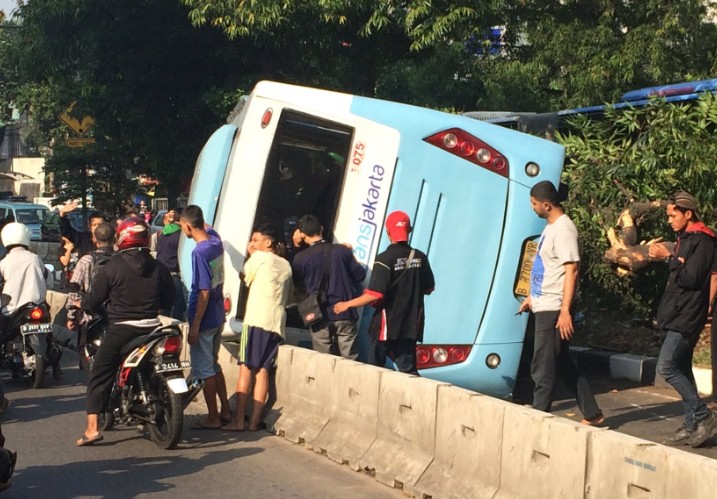 Transjakarta bus crashes into road divider in Simprug