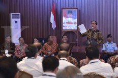 Jokowi pushes officials to accelerate development programs