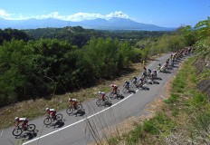 Cyclists on a downhill section of the fourth stage of the Tour de Flores from Bajawa to Ruteng: a 136.6 kilometers section.  ANTARA FOTO/Wahyu Putro A