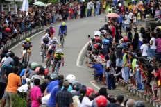 Leading cyclists approach the finish line of the fourth stage of the Tour de Flores.  ANTARA FOTO/Wahyu Putro A