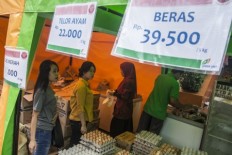 Jakartans enjoy subsidized staple foods amid skyrocketing prices