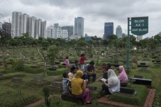 Officials using fake tombs to extort illegal levies: Ahok