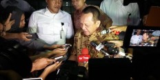 Center of attention – Supreme Court secretary Nurhadi (center) talks to journalists at the Corruption Eradication Commission (KPK) headquarters in Jakarta after a questioning over his alleged involvement in a graft case in June 2016.
