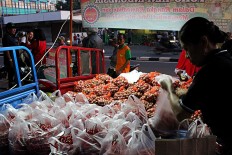 Bazaar allows Jakartans to buy cheaper food commodities